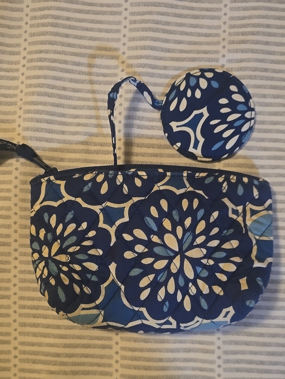 🌟7/25$ Vera Bradley Blue Floral Quilted Cosmetic Bag with Mirror